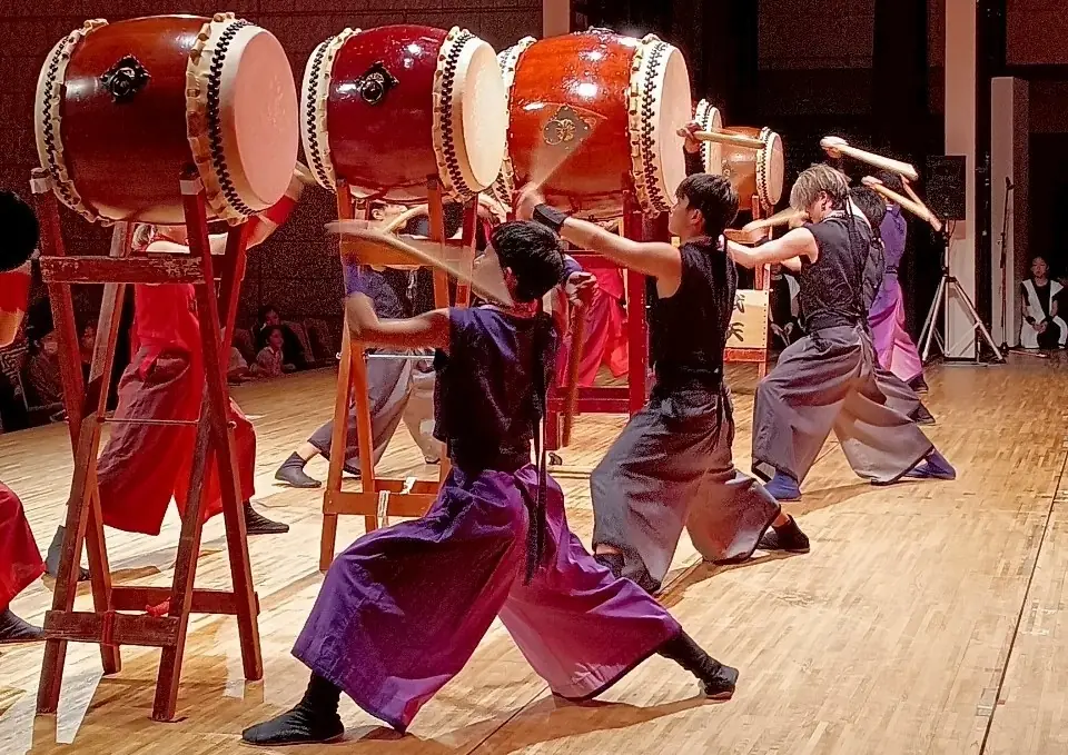 舞台で和太鼓を演奏する和太鼓 武天のメンバー