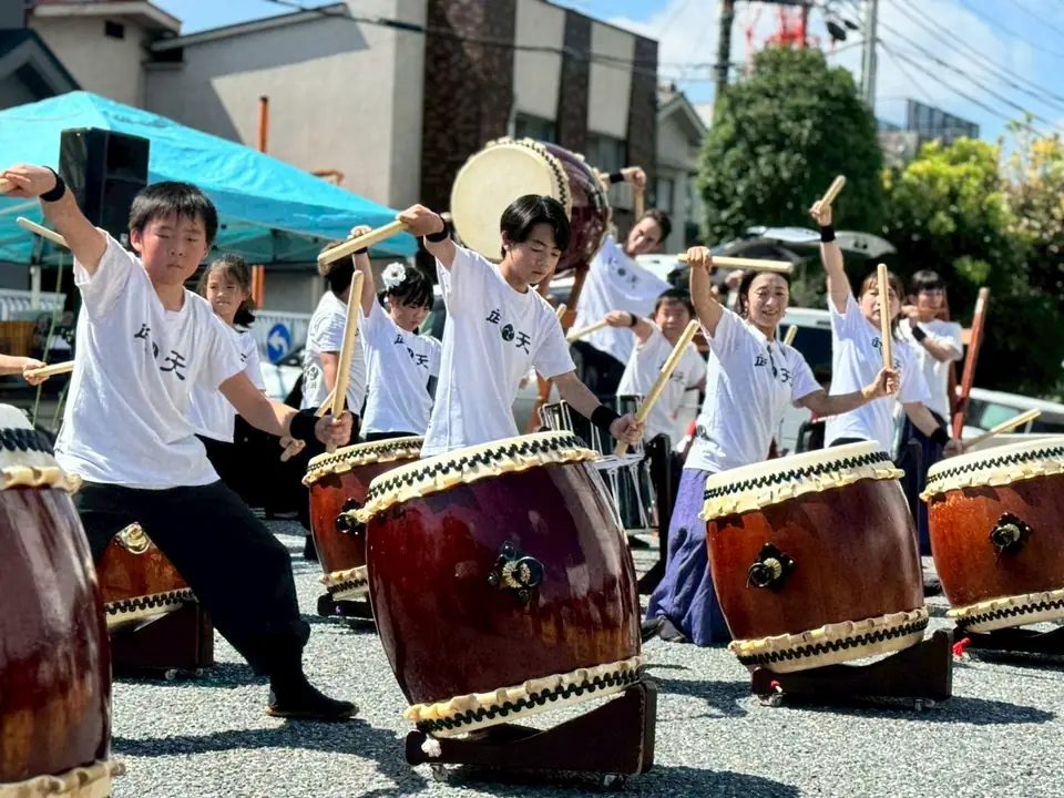 屋外イベントで和太鼓を演奏する子供たち