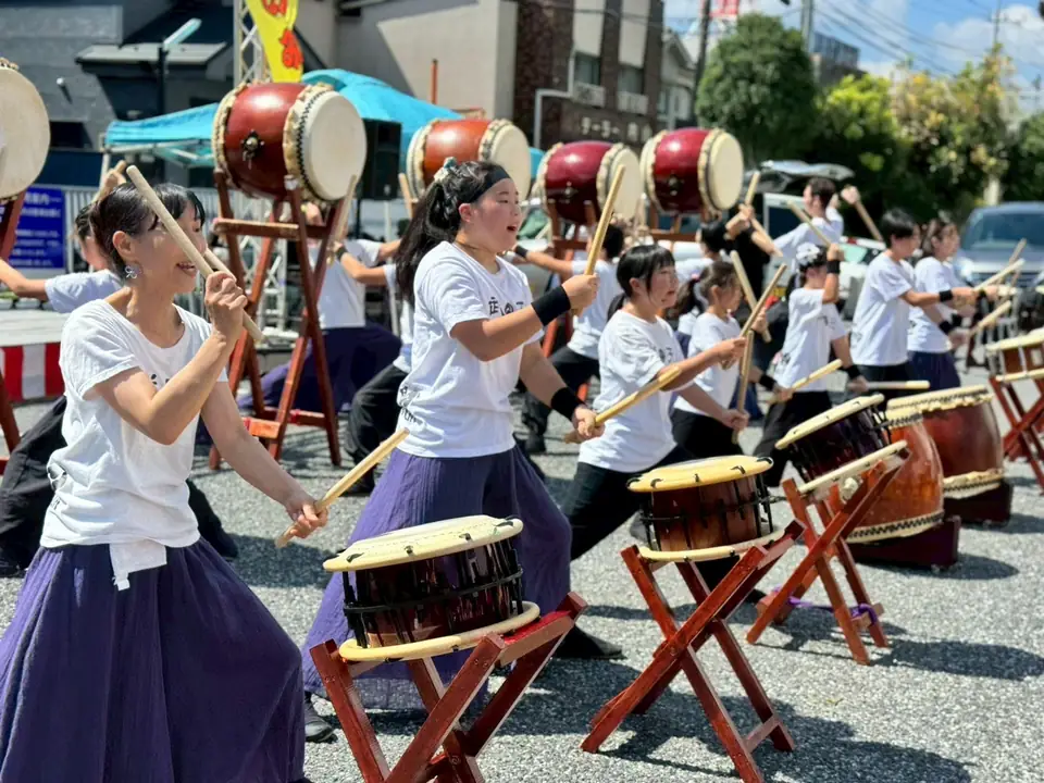 屋外で演奏する親子チームの子供たち